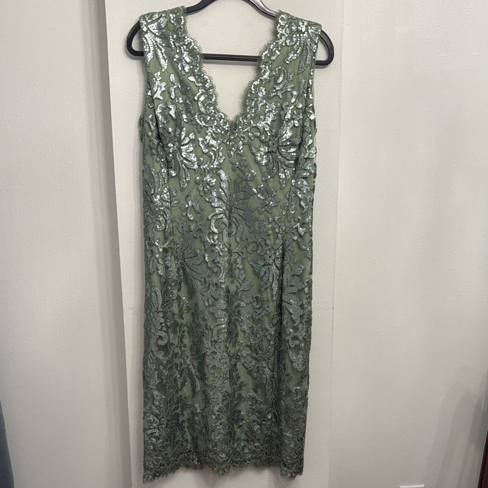 Elegant Tadashi Shoji Sequin Lace Sleeveless Sheath Dress in light green size 14